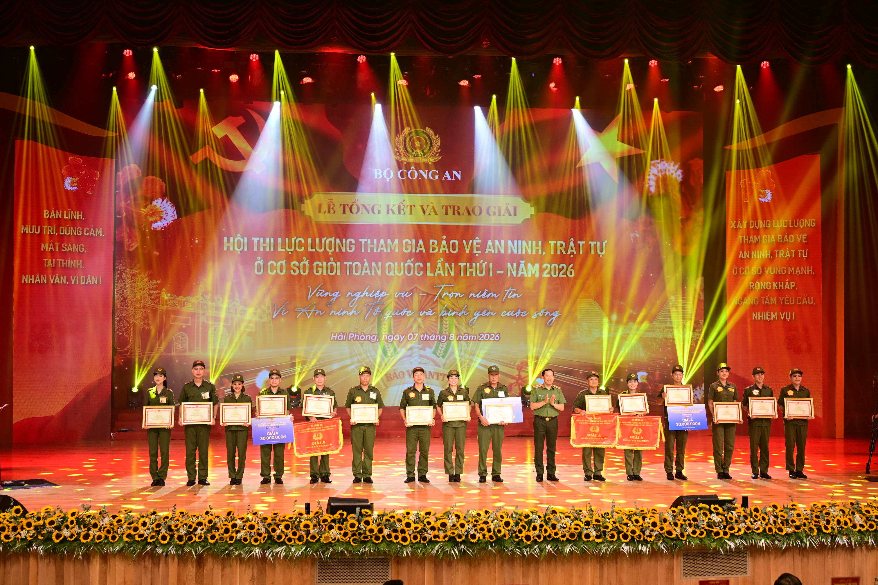 Hội thi lực lượng tham gia bảo vệ ANTT ở cơ sở giỏi toàn quốc lần thứ nhất, năm 2026: Trao 03 giải A cho đội thi thành phố Hải Phòng, thành phố Hà Nội và thành phố Hồ Chí Minh